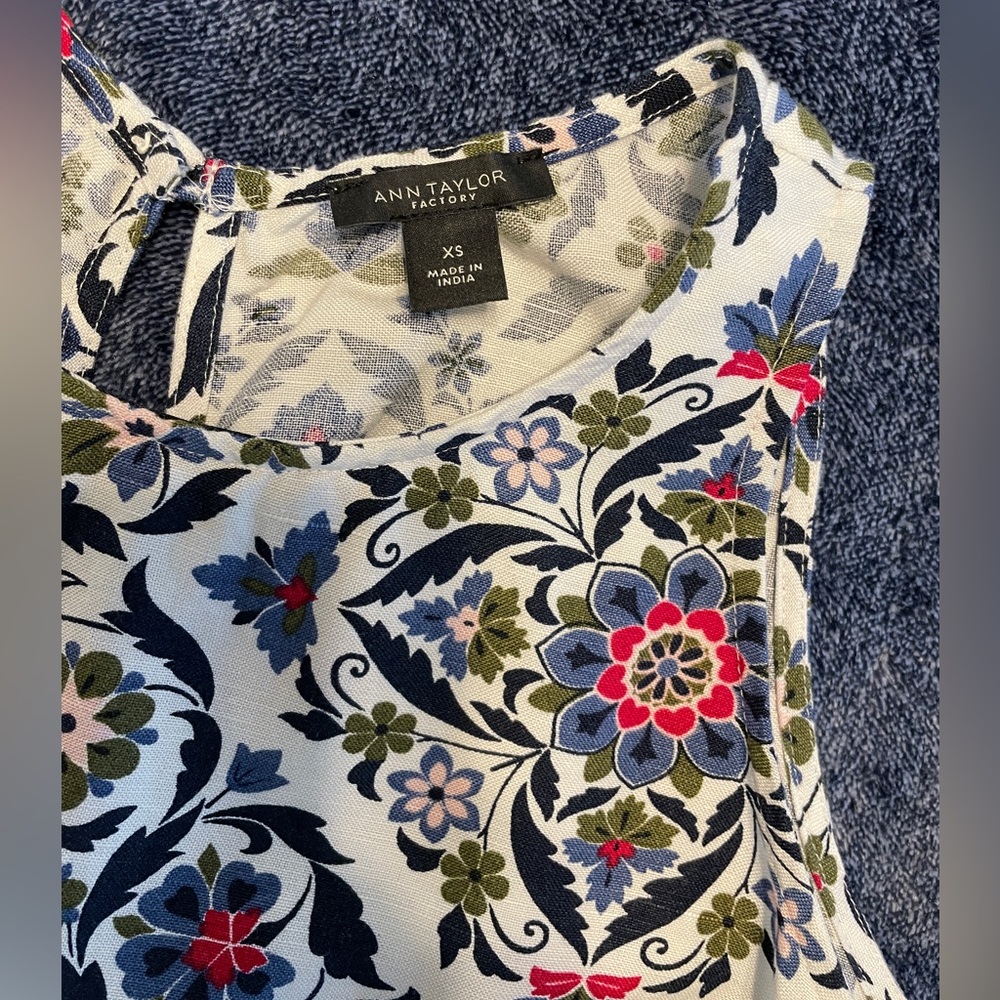 Beautiful sleeveless swing top.